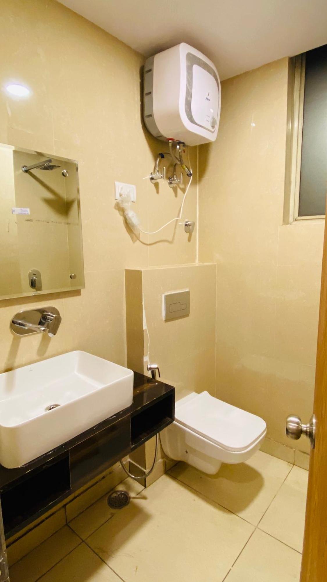 Hotel White Rose Igi Airport New Delhi Bagian luar foto